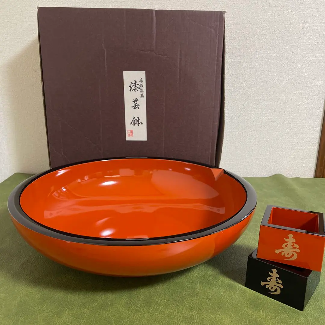 Thumbnail of Urushi ware bowl, Katakuchi serving bowl, kneading bowl, 40cm, with a congratulatory masu (wooden measuring cup)