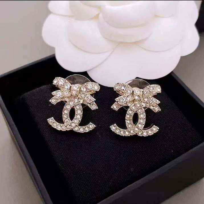 全新 未使用 雙 C 金色 水晶 蝴蝶結 耳環 的縮圖