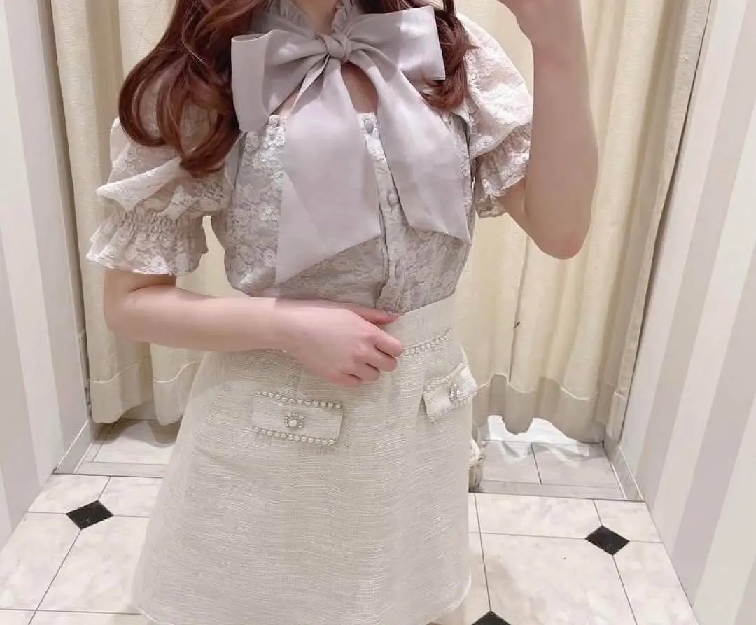 全新未使用 附吊牌 Evelyn evelyn 頸圈緞帶蕾絲上衣 服飾 的縮圖