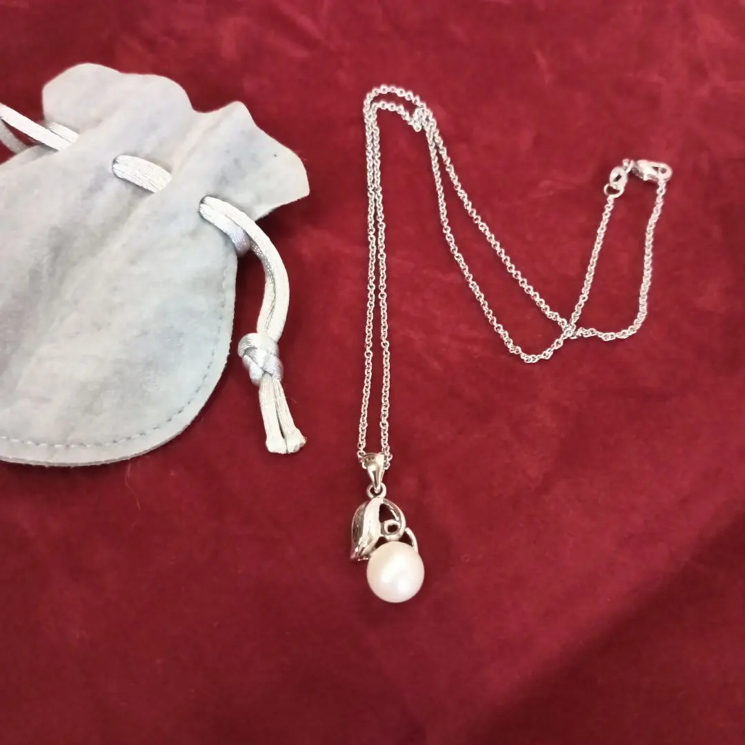 Thumbnail of Freshwater pearl necklace / with storage bag