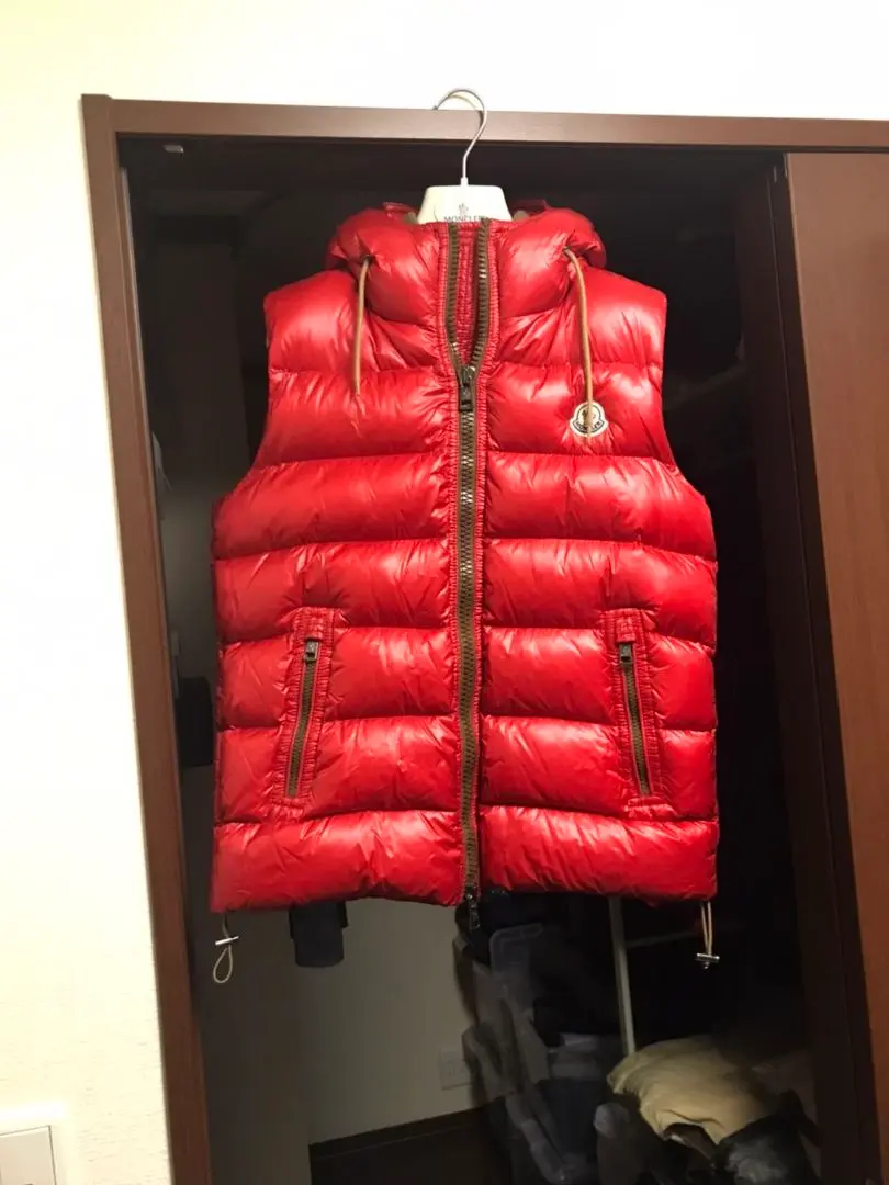 MONCLER 赤 ダウンベスト - メルカリ