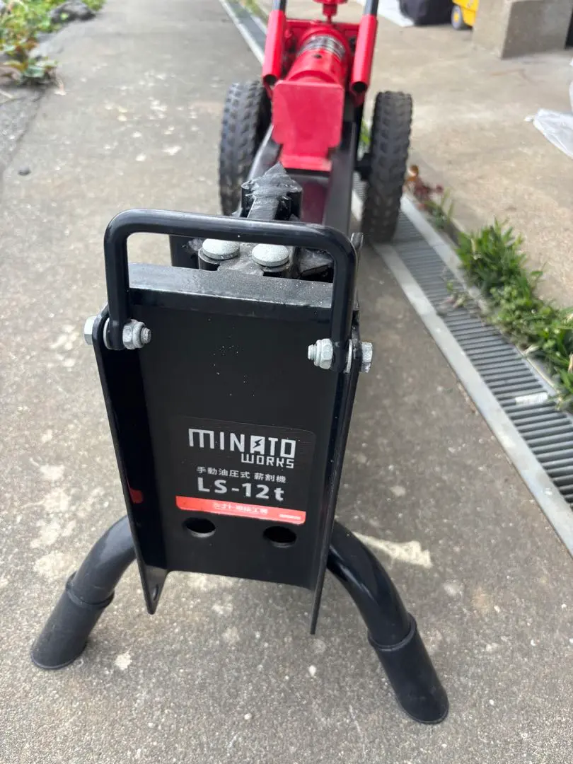 手動薪割り機 車輪付き 黒と赤　hls-12t シンセイ 新型手動式薪割り機12t HLS-12T 1台（直送品） - アスクル