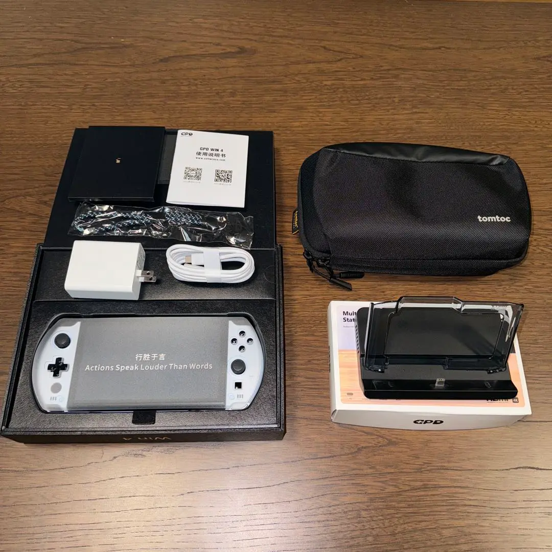GPD WIN4 美品 新品クレードル付き GPD WIN4 2025（Ryzen 8840U/Ryzen AI 9 HX 370）国内正規版