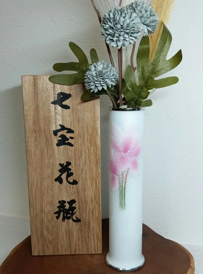 明治時代　七宝焼　うさぎ柄　盛り上げ七宝花瓶 明治時代 七宝焼 うさぎ柄 盛り上げ七宝花瓶