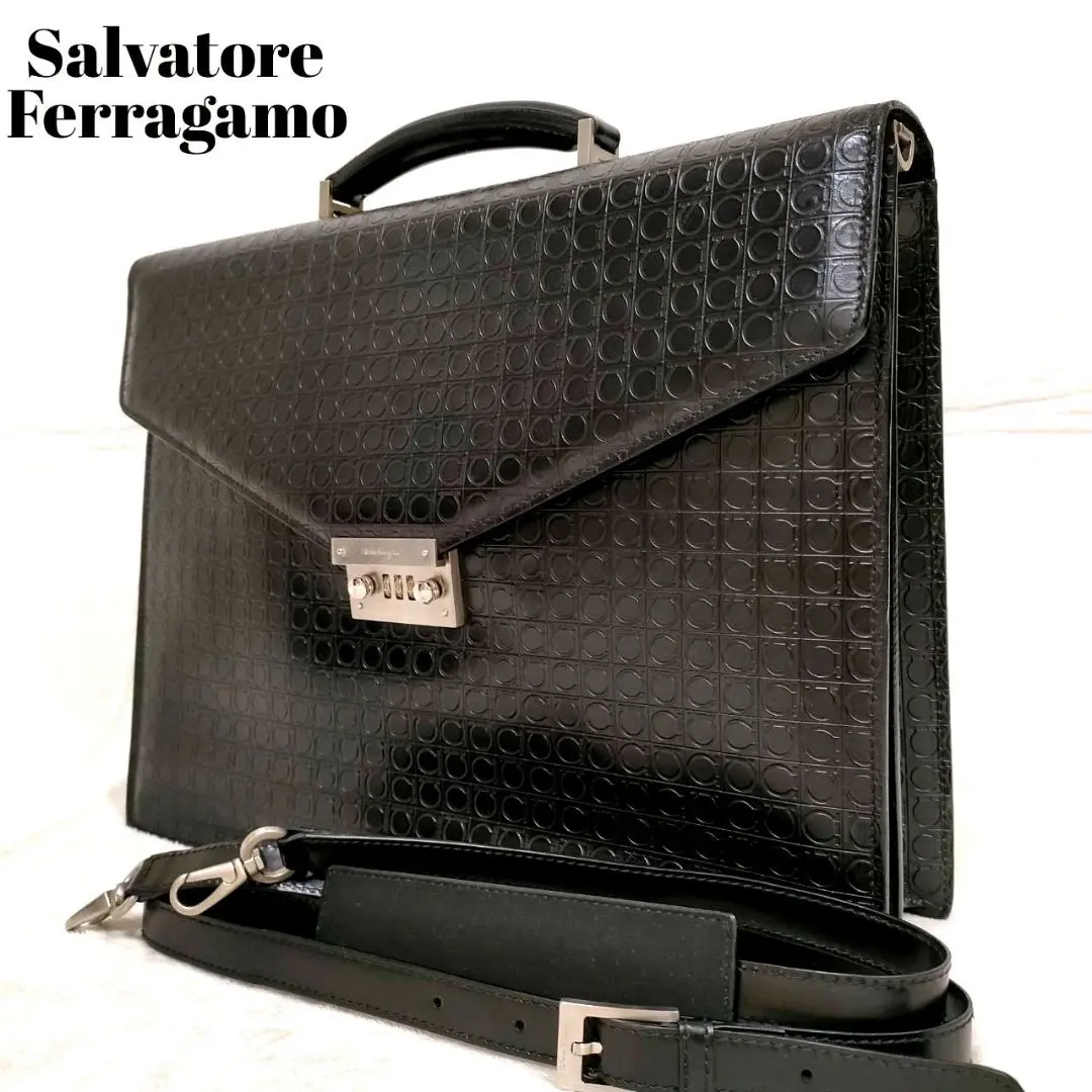 サルヴァトーレフェラガモ メッセンジャーバッグビジネスバッグ レザー ブラック サルヴァトーレ・フェラガモ(Salvatore Ferragamo