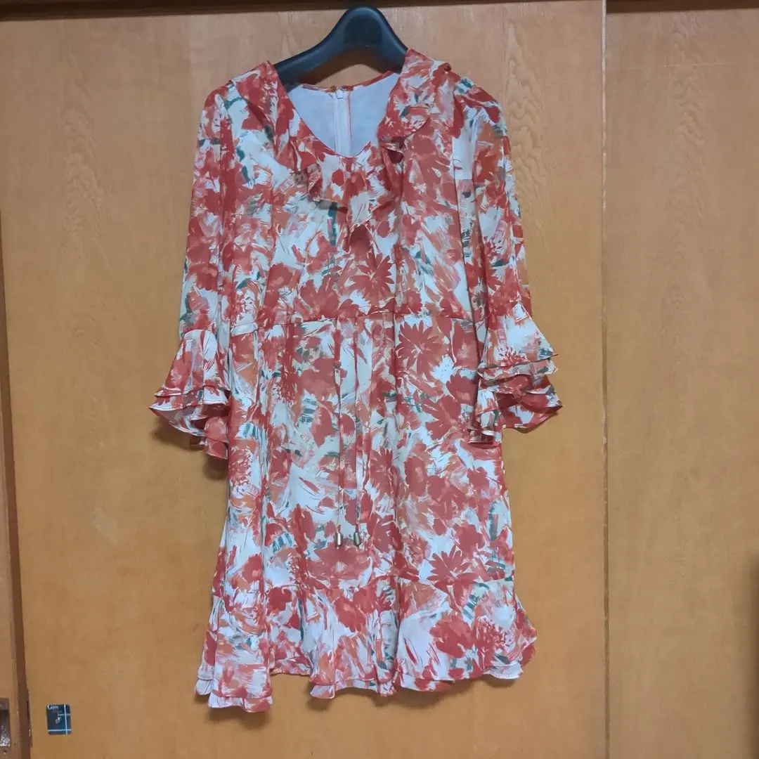 橘色系花紋荷葉邊上衣 五分袖 的縮圖