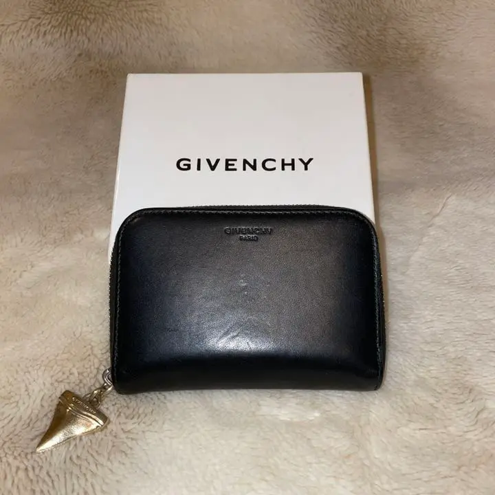 2025年最新】givenchy シャークトゥースの人気アイテム - メルカリ