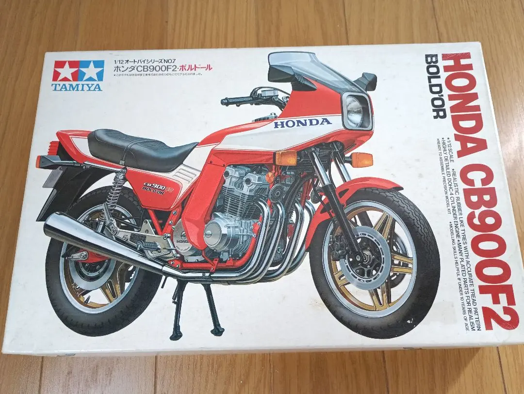 ホンダ CB900F2 プラモデル 1/8スケール ホンダ CB900F2 プラモデル 1/8スケール