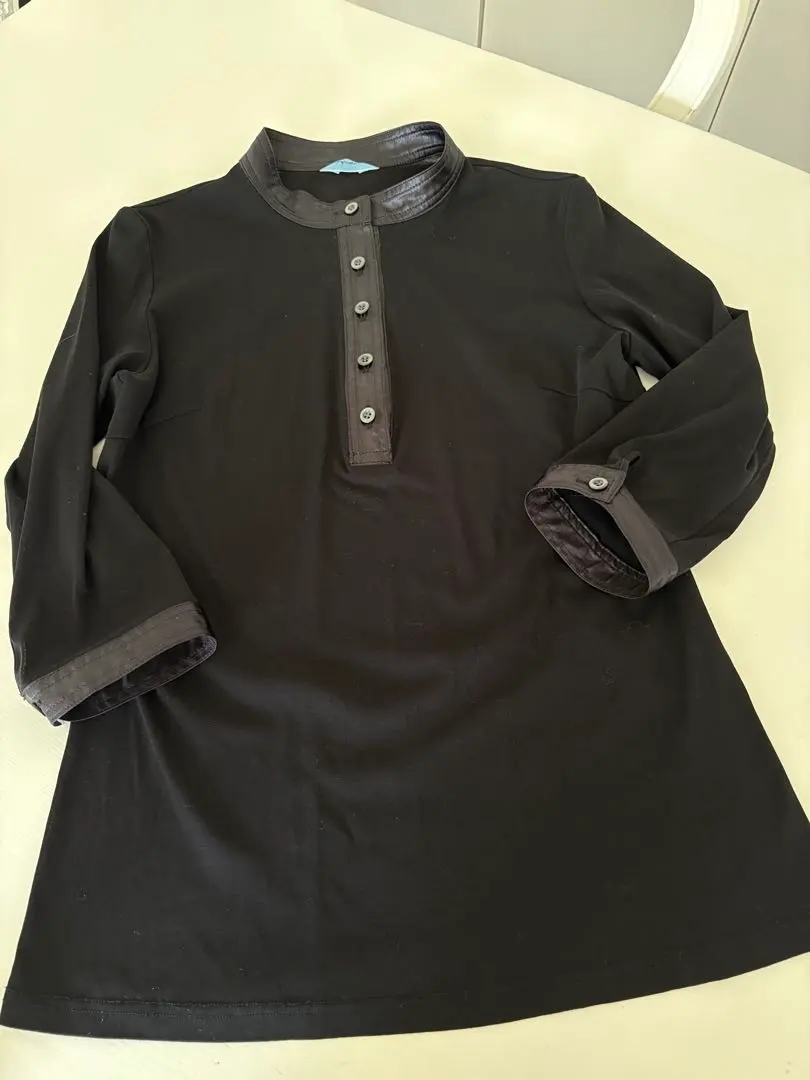 Thumbnail of Tiara black top