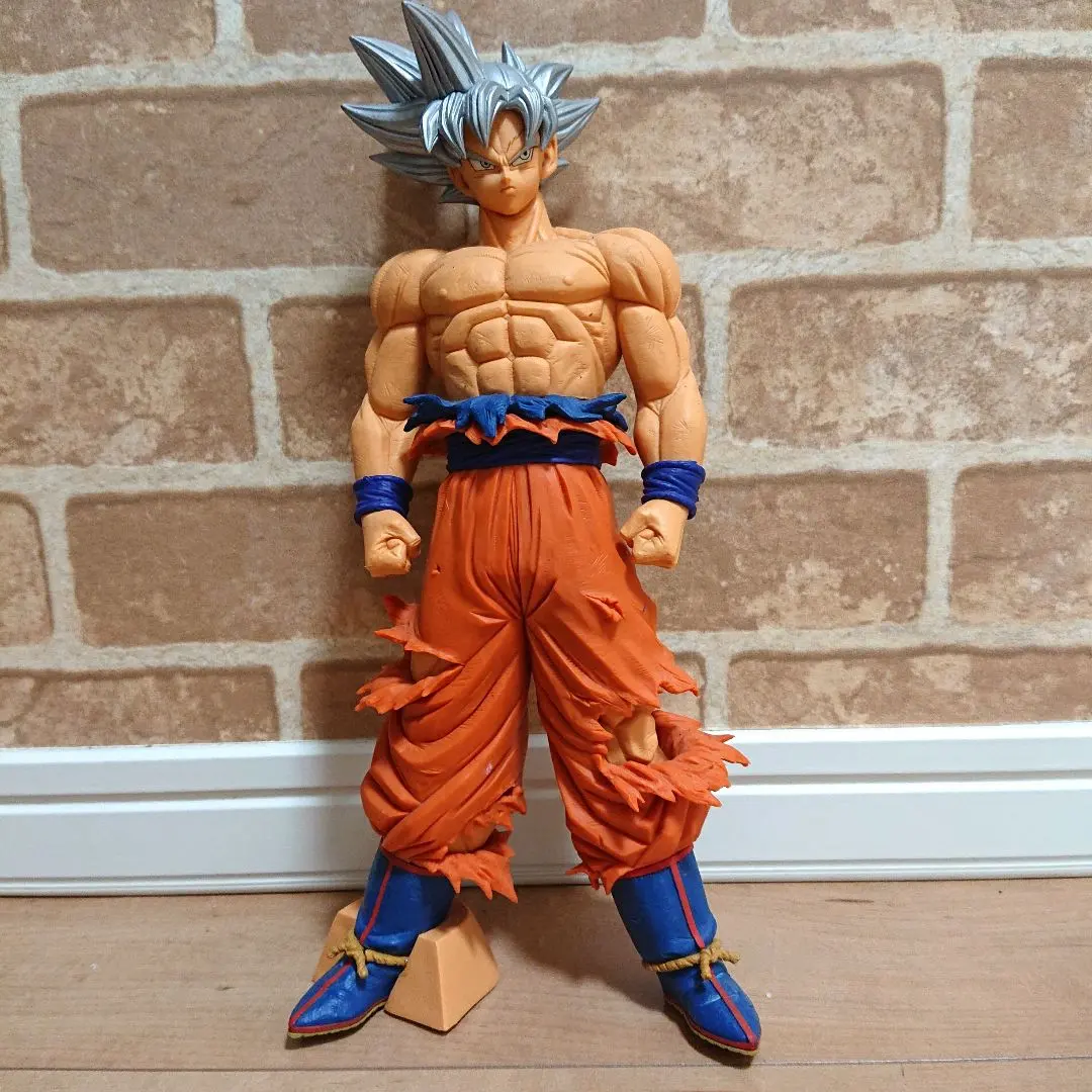 Thumbnail of Dragon Ball Son Goku "Mastered Ultra Instinct" Figure, Approximately 30cm