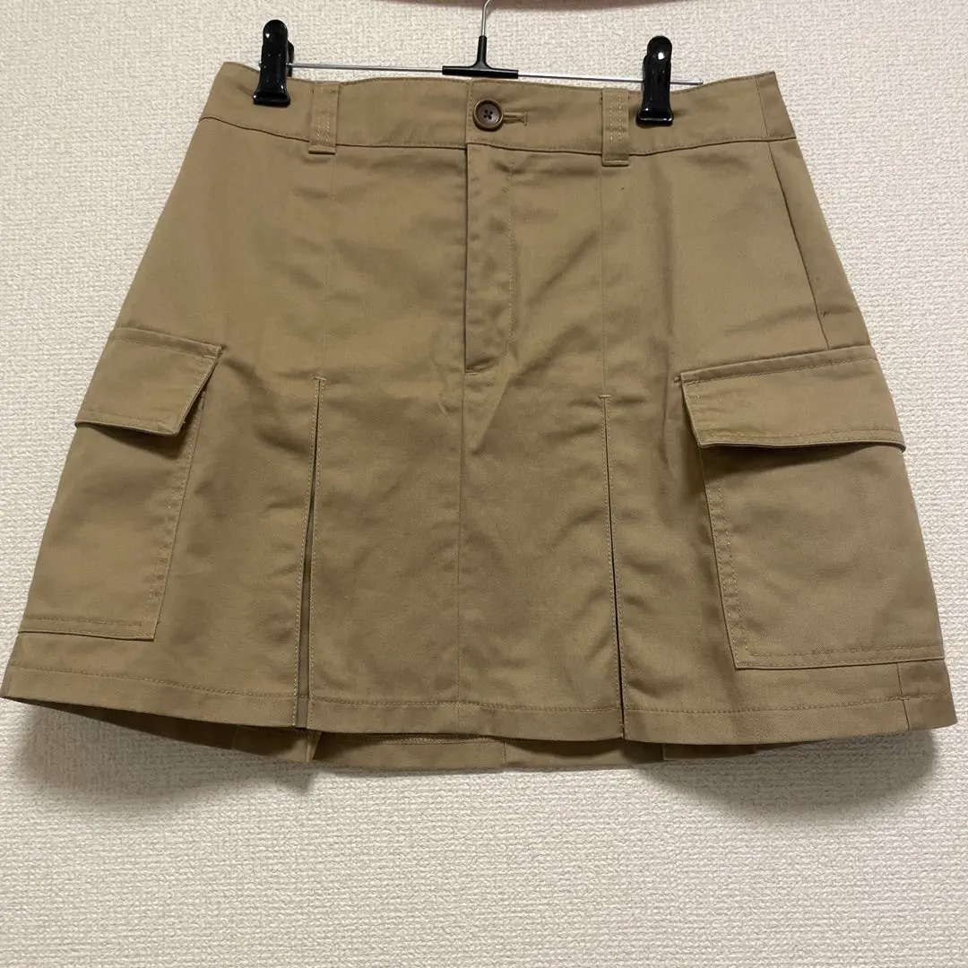 Thumbnail of Beige pleated skirt, 4 pockets