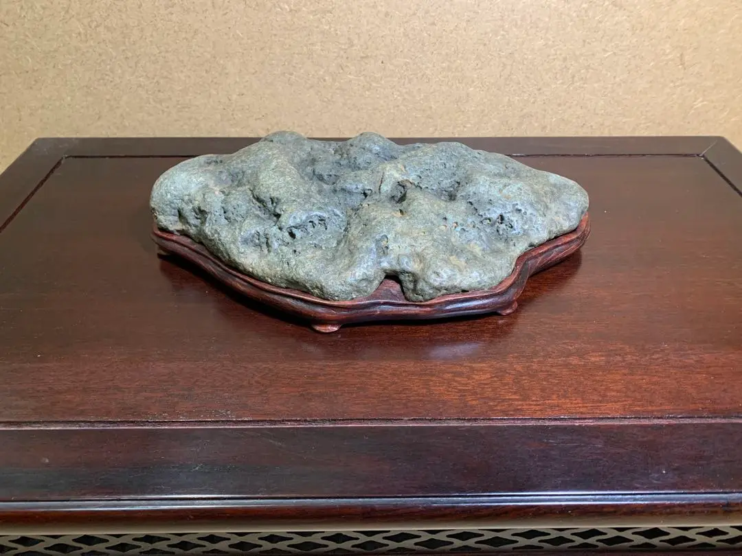 北海道  千軒石  (松前古潭石)  2.2㎏  水石  鑑賞石  プロ台座付き 千軒石の庭石販売ページです。千軒石は別名で松前古潭石とも呼ば