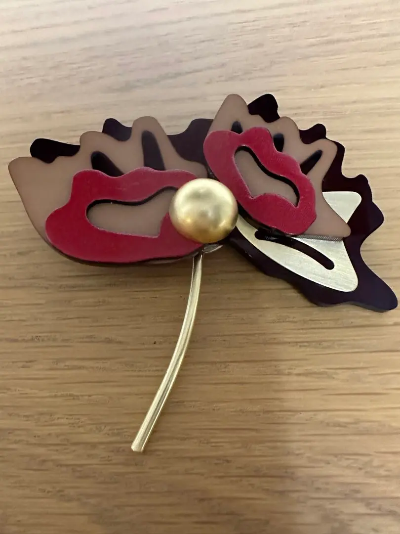 エポカ　EPOCA 　花形クリスタル ブローチ ダングル付き エポカEPOCA 花形クリスタル ブローチ ダングル付き