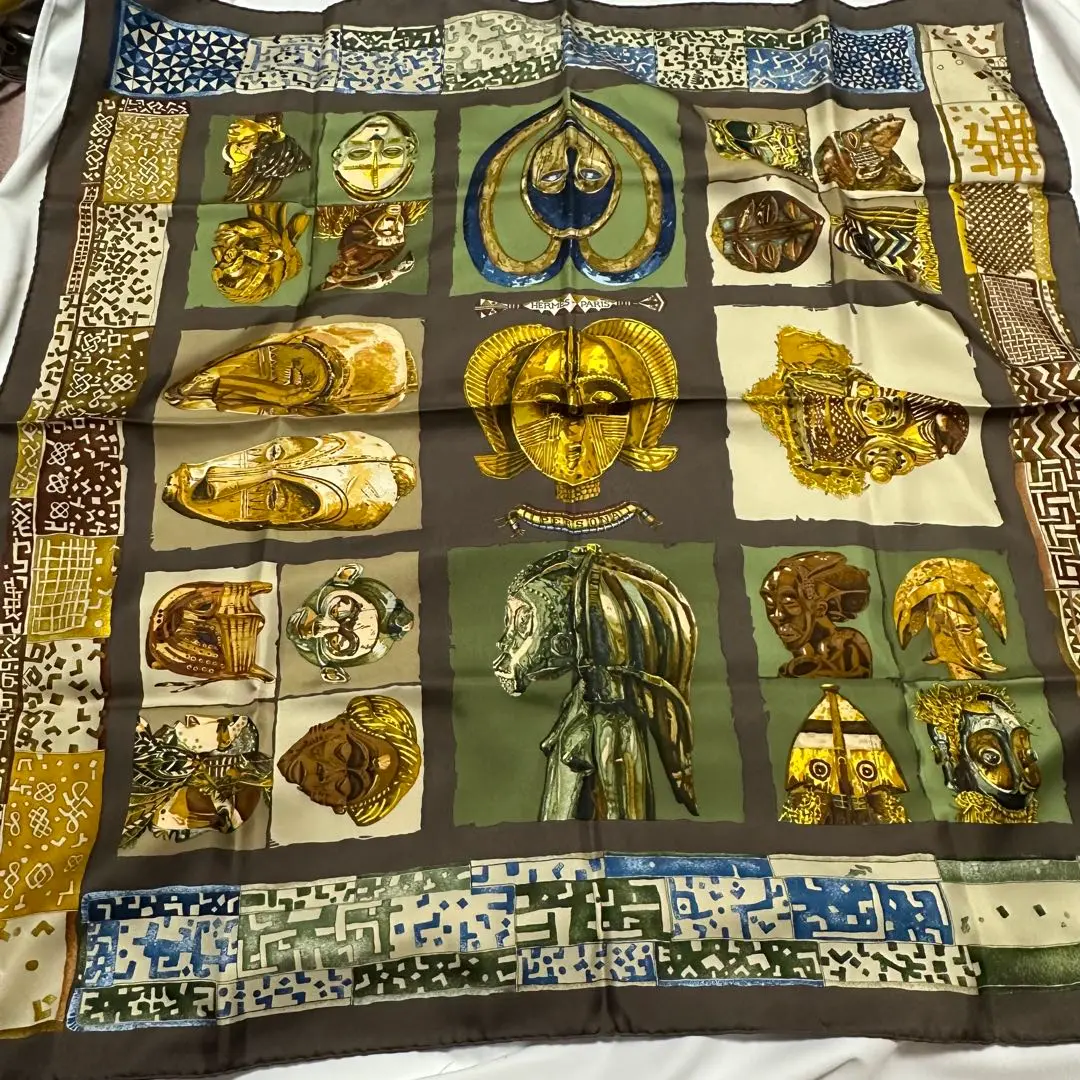 極美品　未使用級　HERMES　エルメス　カレ90《PERSONA》 ペルソナ 美品 ✨エルメス スカーフ カレ90 PERSONA ペルソナ シルク ネイビー