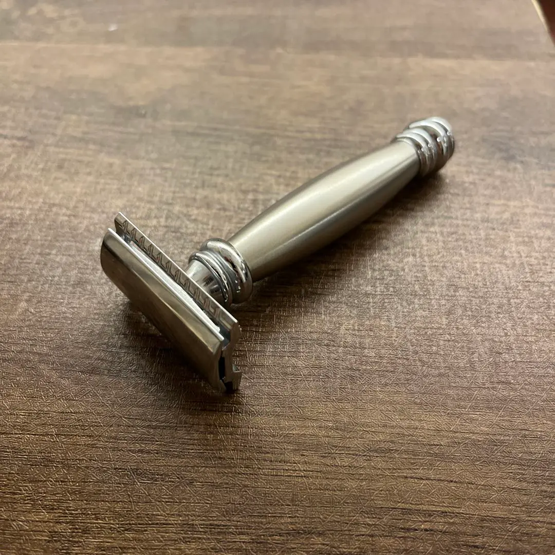 メルクール MERKUR 髭剃り 両刃ホルダー43002 流線型重厚グリップ Amazon.co.jp: メルクールMERKUR(独)髭剃り（ひげそり）両刃