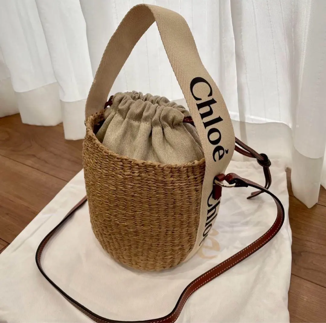 【極美品】Chloé WOODY スモールバスケット　バケツ型 かごバッグ Chloé 天然繊維を使用したWoodyスモールバスケット の灰色