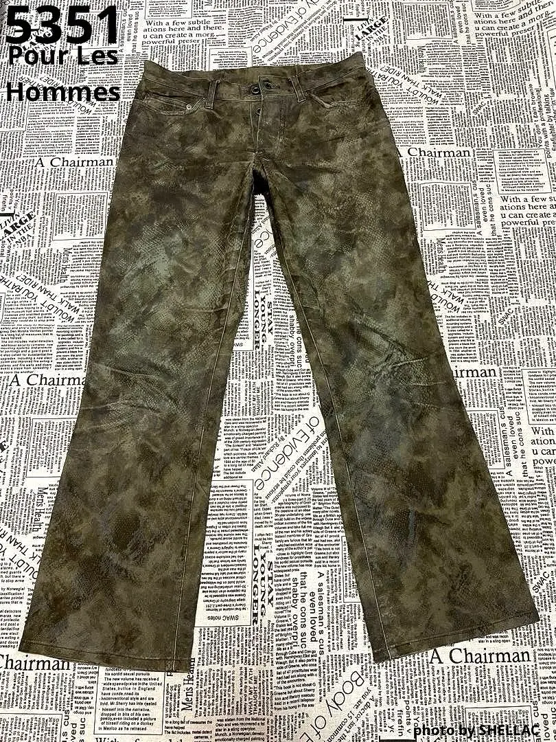 5351 POUR LES HOMMES 斑駁 金屬箔印花 陰影蟒蛇紋喇叭牛仔褲 的縮圖