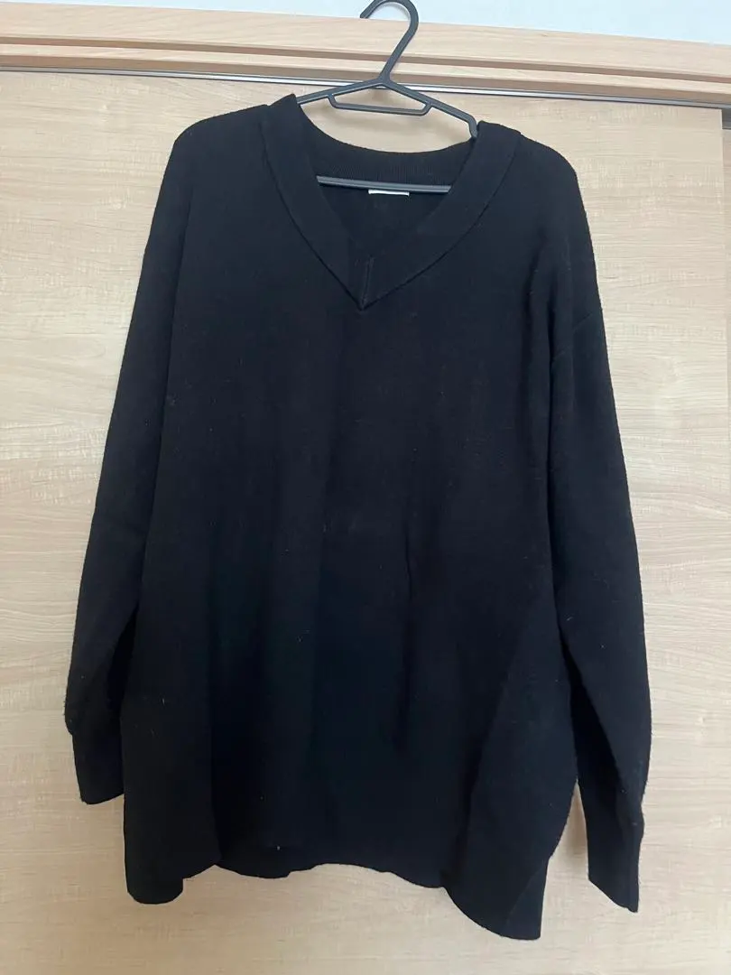 Thumbnail of Black V-neck long-sleeved knit XL