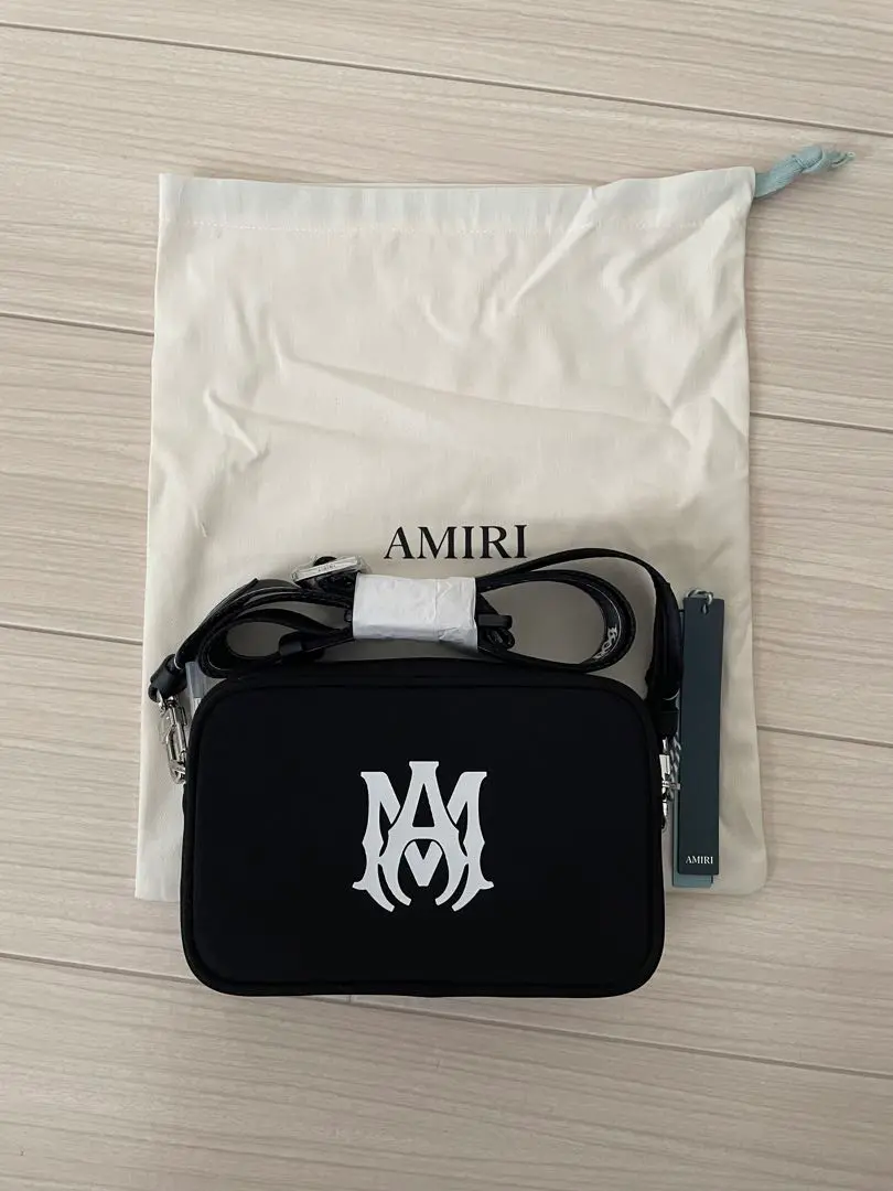 AMIRI★アミリ ロゴ刺繍 スタッズ メッセンジャーバッグ Black Amiri ロゴ刺繍 スタッズ メッセンジャーバッグ