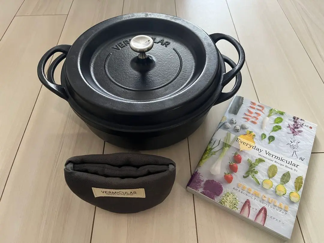 VERMICULAR SUKIYAKI 26cm レシピ本、ポットホルダー付き Amazon｜バーミキュラ 鋳物ホーロー鍋 26cm SUKIYAKI パール