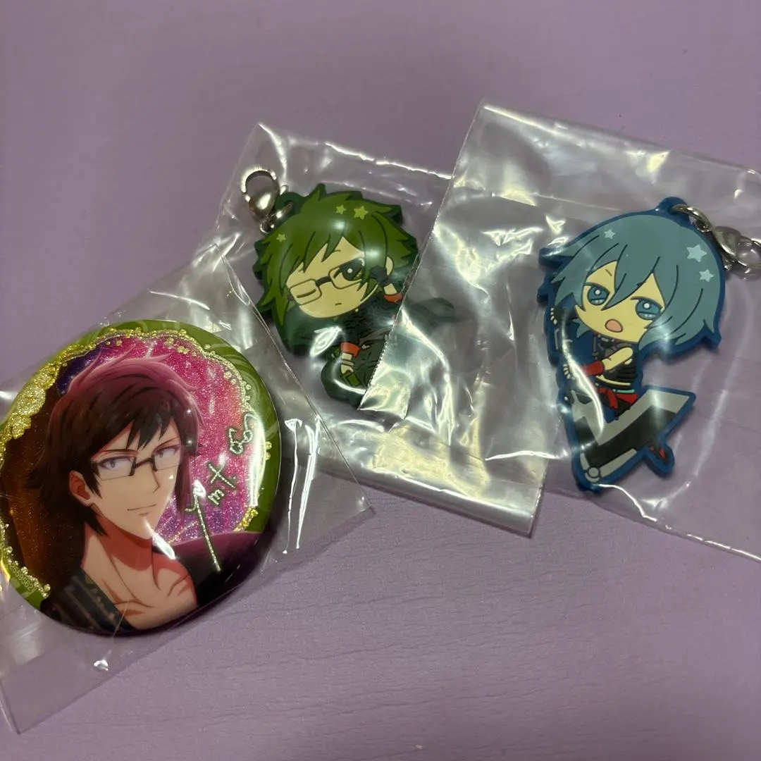 Thumbnail of IDOLiSH7 rubber straps and tin badges