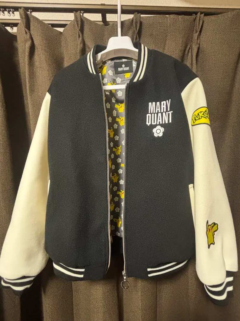 MARY QUANT ピカチュウ ブルゾン（ブラック） マリークワント MARY QUANT ピカチュウロゴワッペン ブルゾン