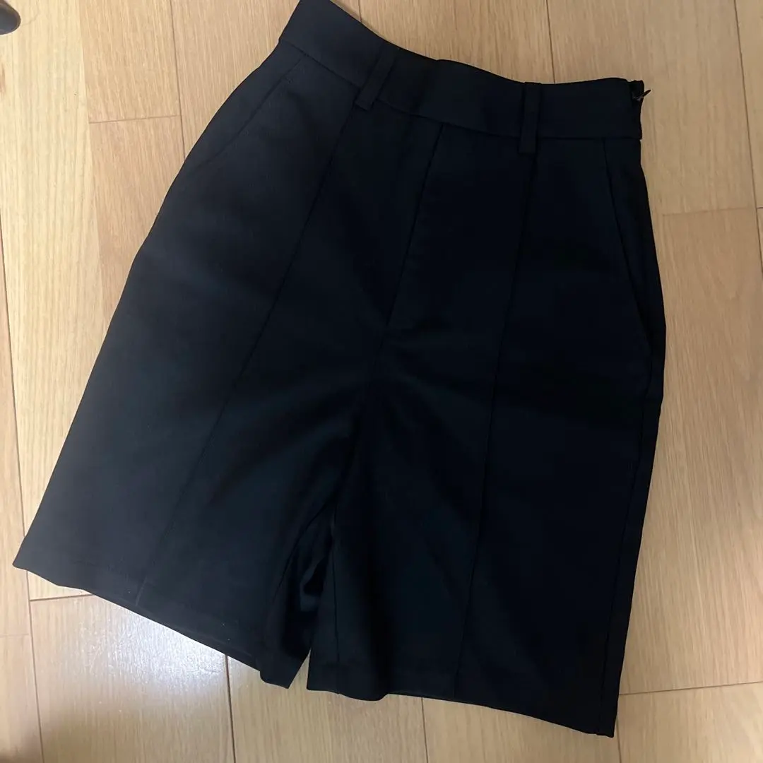 Thumbnail of Brand new, unused slim half pants