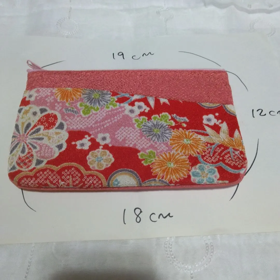 Thumbnail of Japanese-style floral pouch made of chirimen fabric