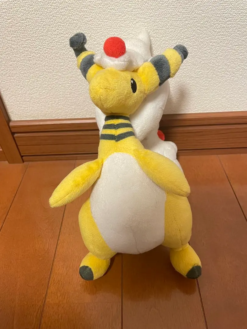 ぬいぐるみ メガデンリュウのポンチョを着たピカチュウ