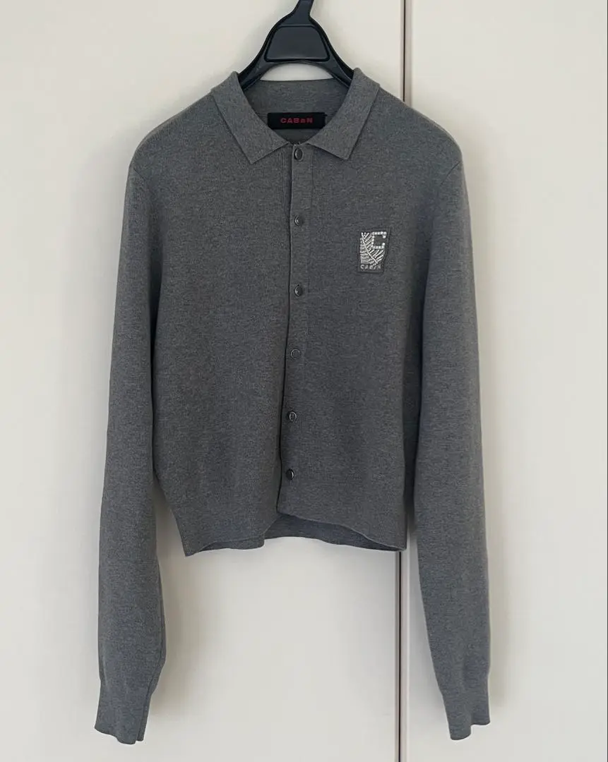 CABaN コットンカシミヤ パールロゴポロカーディガン コットンカシミヤ パールロゴポロカーディガン（カーディガン