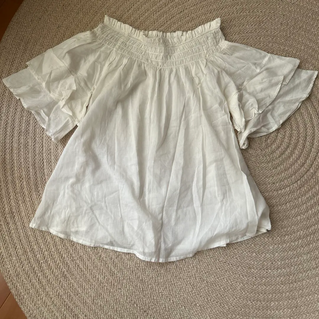 露肩 白色 荷葉邊 上衣 的縮圖