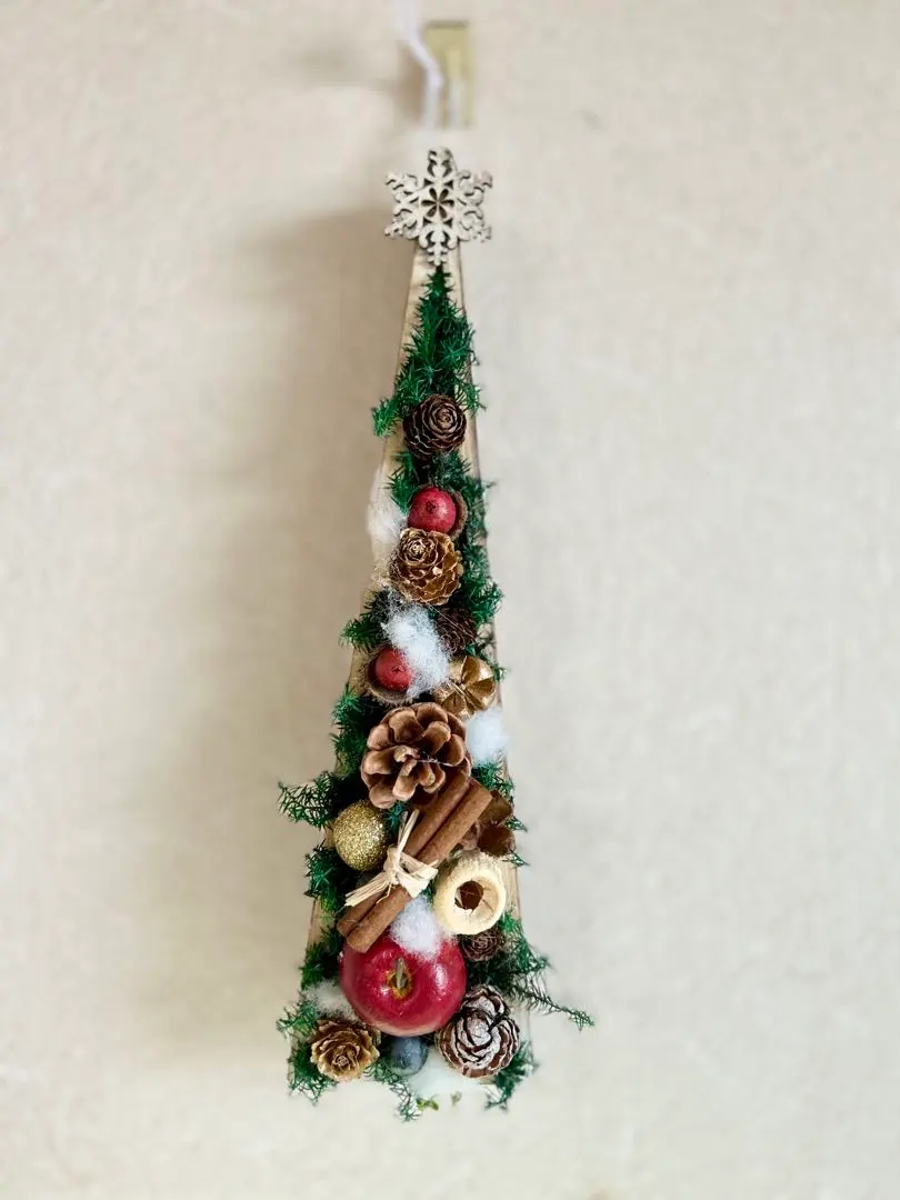 Thumbnail of Christmas tree with nuts and himuro cedar, 30cm tall
