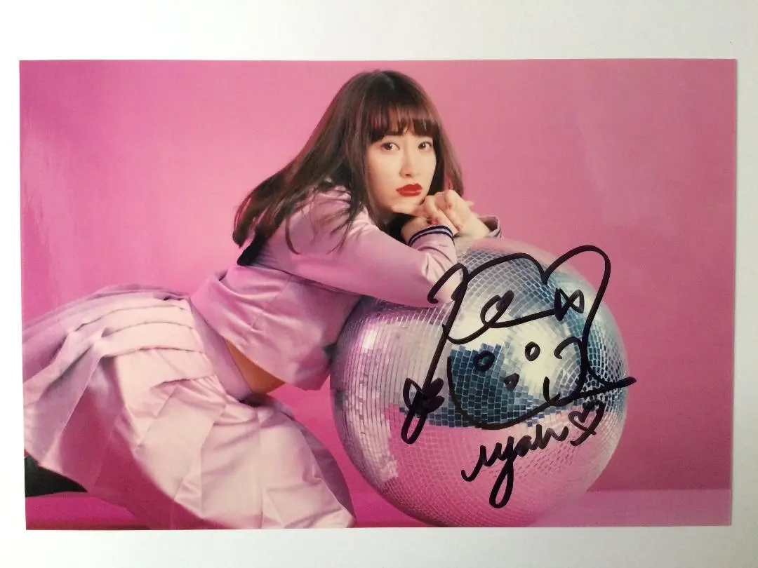 セール中…小嶋陽菜直筆サイン入り写真… セール中…小嶋陽菜直筆サイン入り写真… - メルカリ