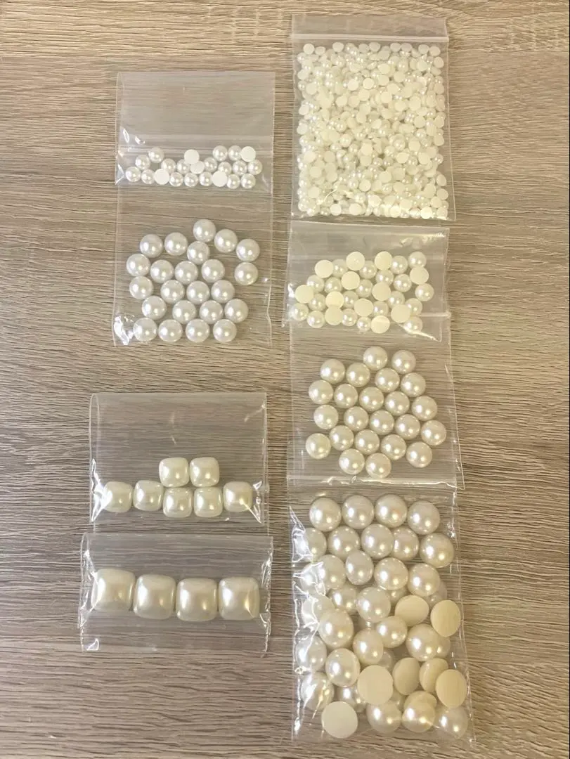 Thumbnail of White pearl set, various types