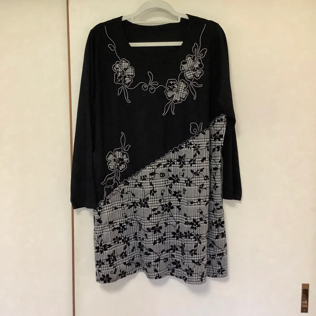 Thumbnail of Black Floral Embroidery ⭐︎New⭐︎ 4L C