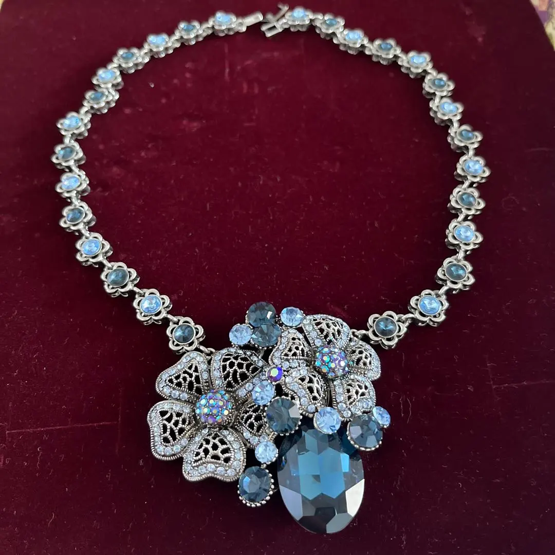 Thumbnail of Vintage-style flower motif necklace