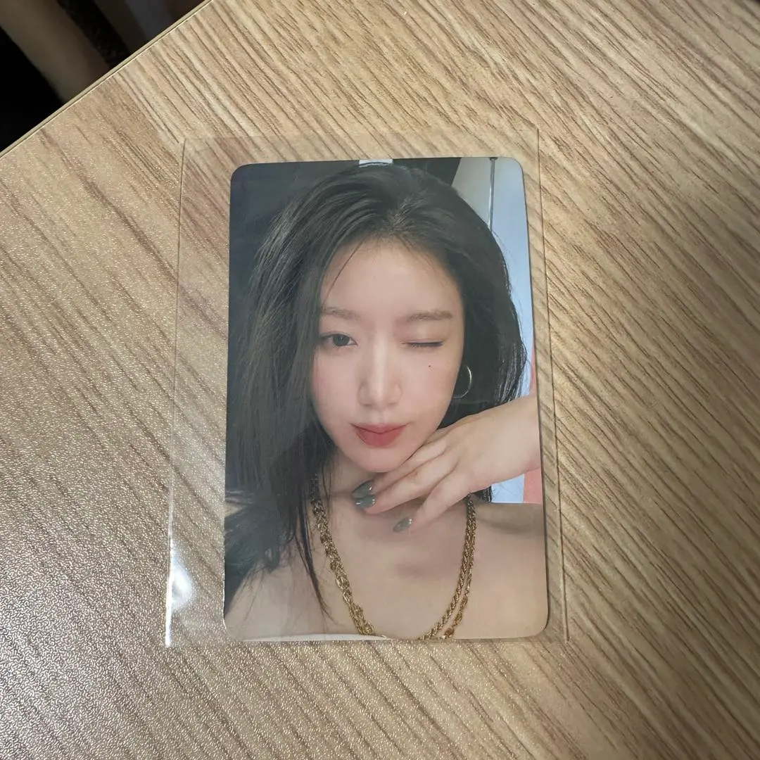 Thumbnail of Shuhua (G)I-DLE venue-exclusive trading card