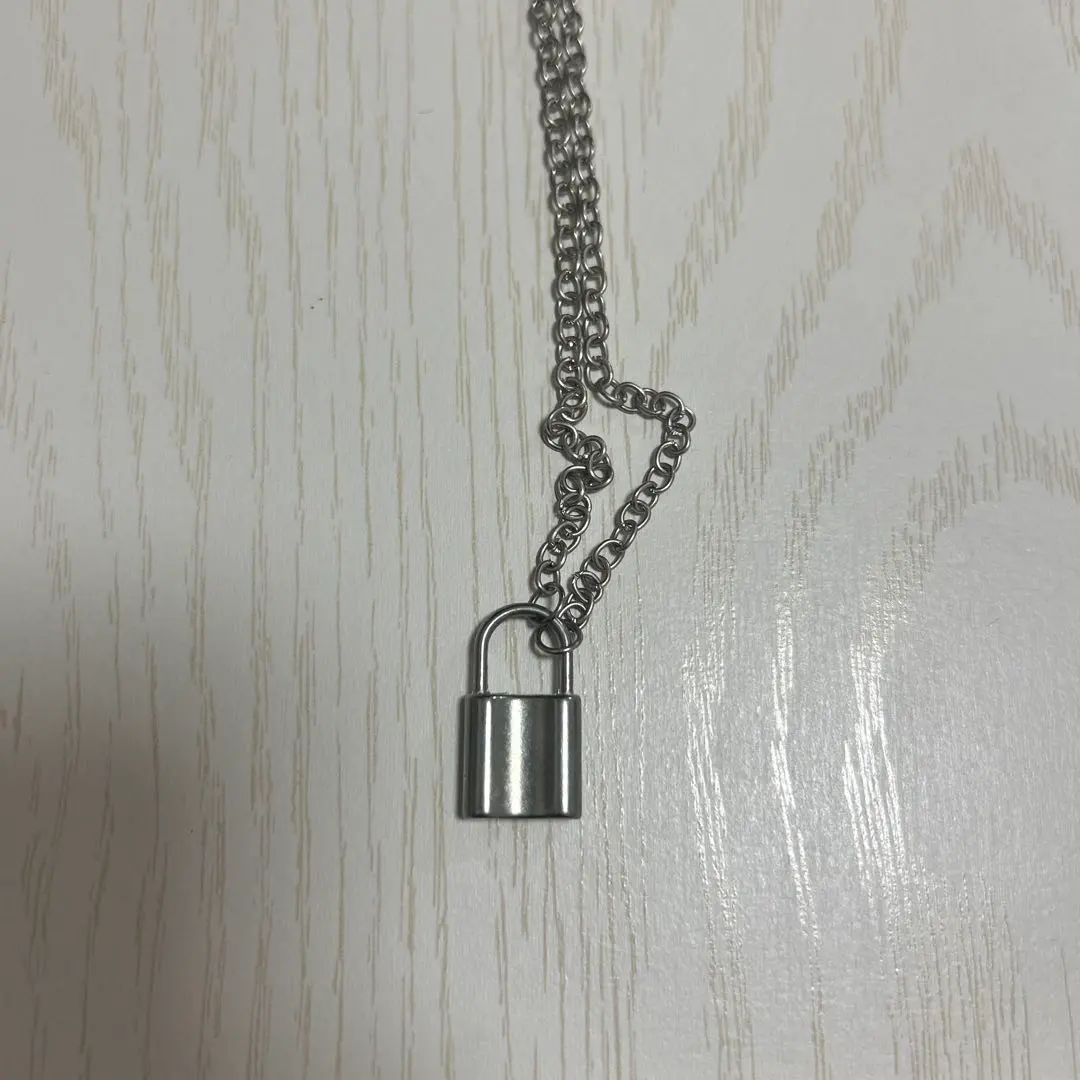 項鍊 銀色 鑰匙 鎖頭 的縮圖