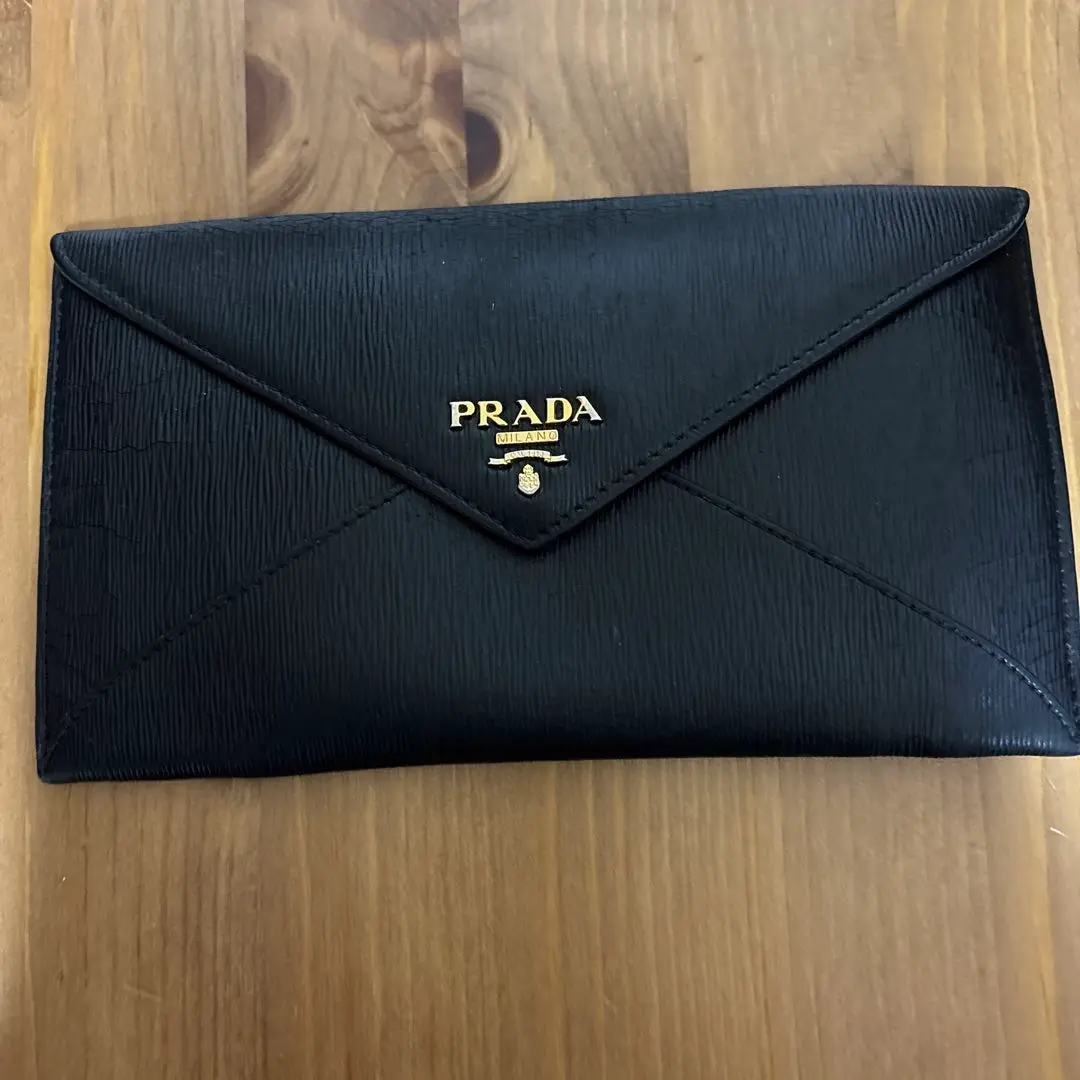 極美品✨ PRADA 長財布 エンべロープ レター型 ロゴ PVCレザー 黒 金 2025年最新】プラダ財布 エンベロープ型の人気アイテム - メルカリ