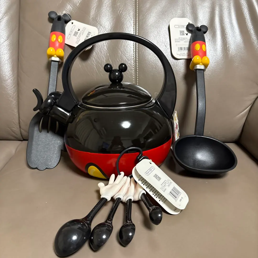 【未使用品】ディズニー　ミッキーマウス　ケトル　ディズニーワールド IH対応ミッキーモチーフのステンレス製笛吹きケトル「ミッキーモチーフ