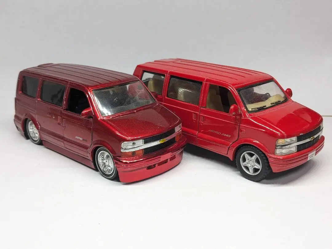 2001年シボレー アストロ　ダイキャスト 1/24スケール　ミニカー　赤 2001年シボレー アストロ ダイキャスト 1/24スケール ミニカー
