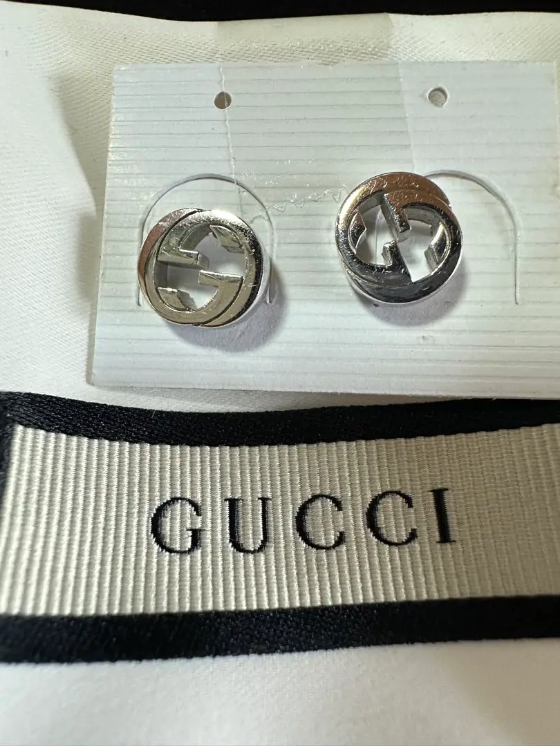 GUCCI シルバーピアス 箱・ポーチ付き　4217G8402 GUCCI シルバーピアス 箱・ポーチ付き 4217G8402 - メルカリ