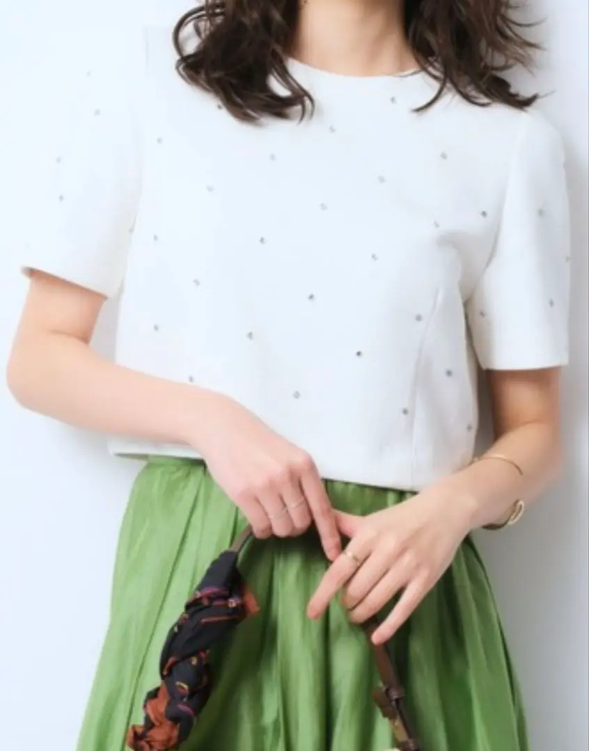JUSGLITTY ラインストーンクロップドカット JUSGLITTY（ジャスグリッティー）の「ラインストーンクロップド