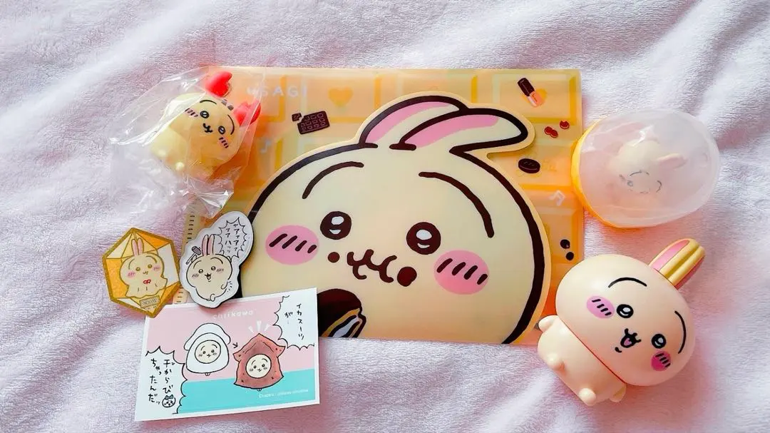 Thumbnail of Chikawa Usagi bundle: capsule toy, gem wreath, soft vinyl figure, clear file