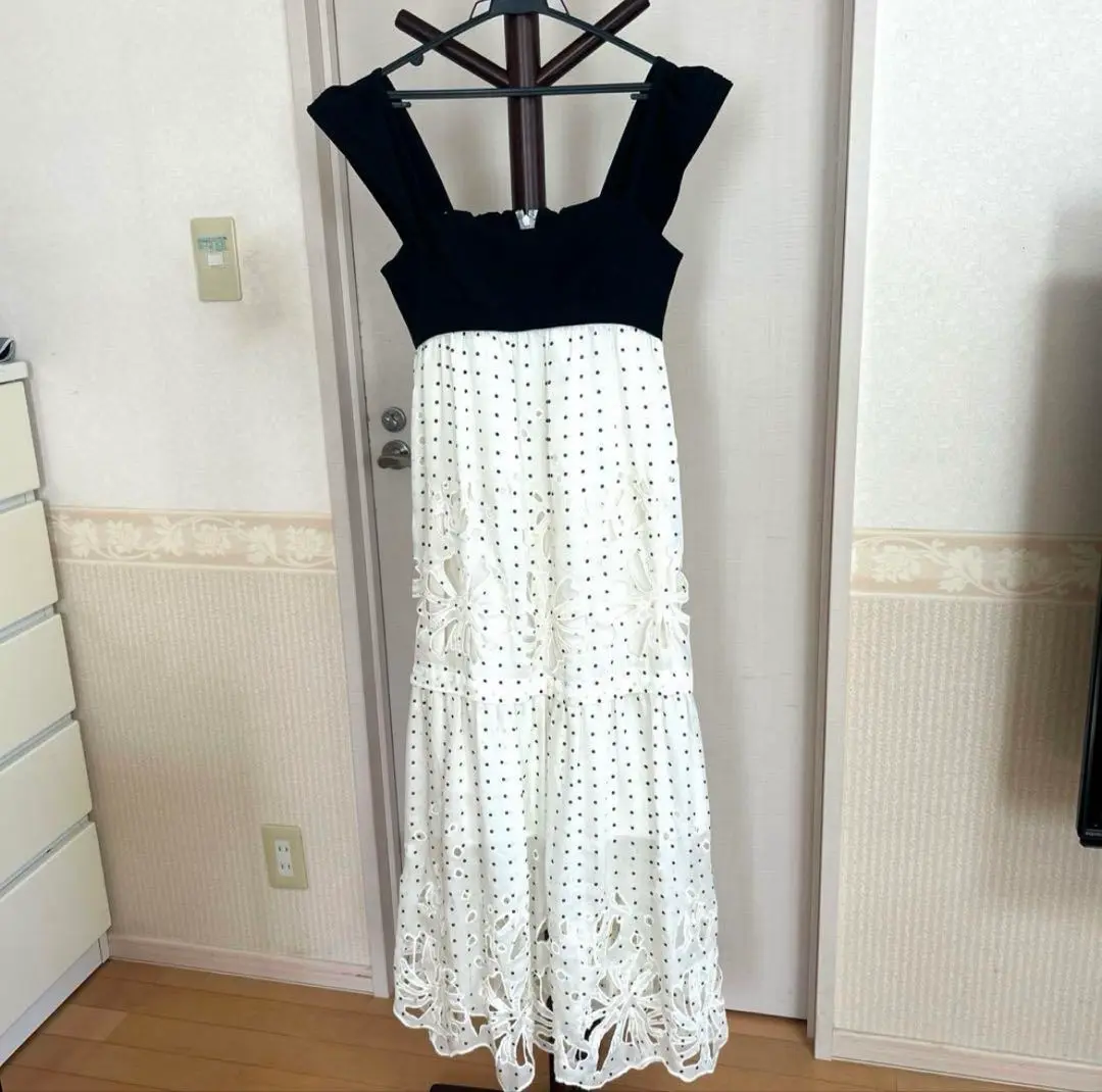 [美品] SNIDEL スナイデルカットワーク刺繍ドレス SNIDEL スナイデル カットワーク刺繍ドレス ドレスラボ限定 DOT