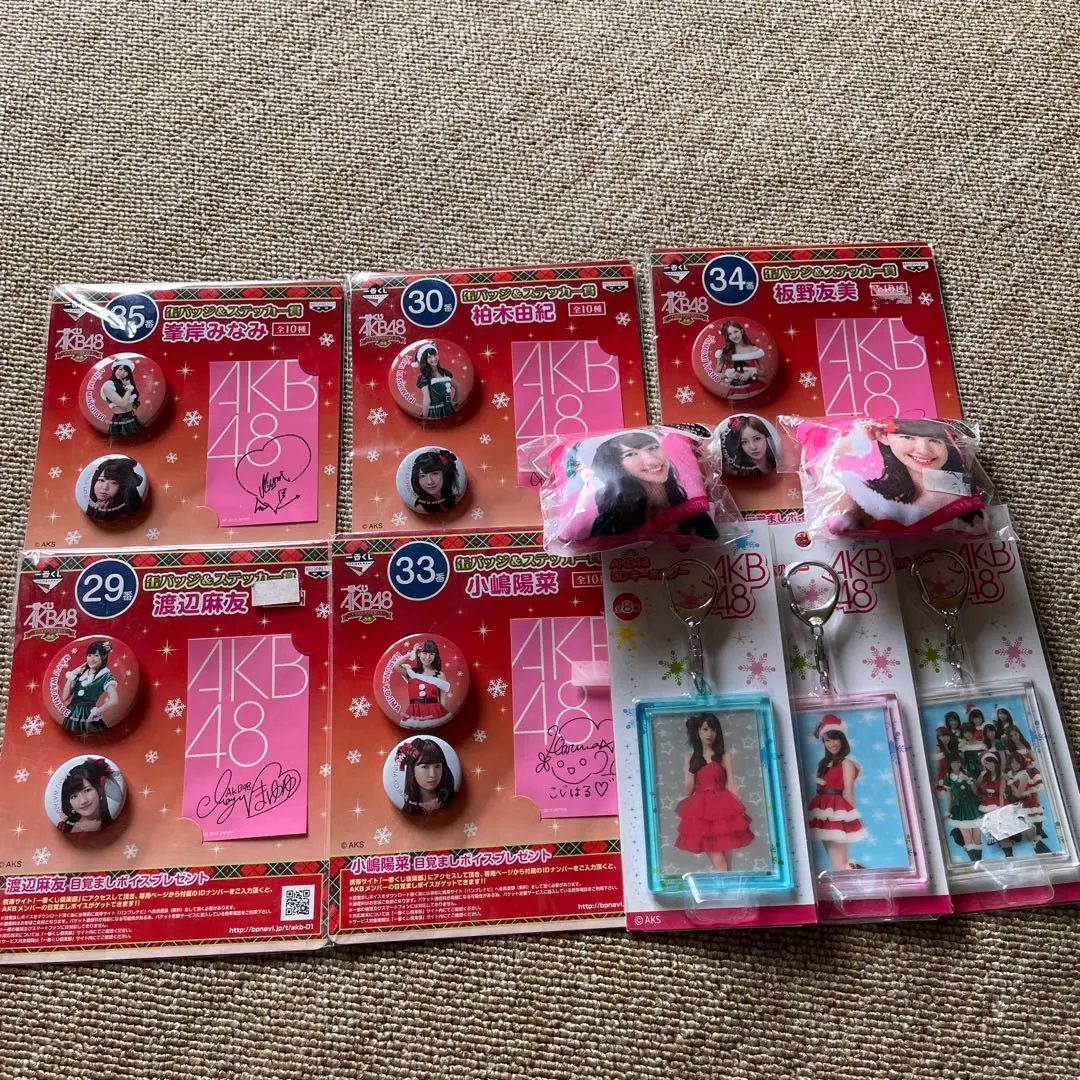 AKB48 聖誕節周邊商品 胸章 抱枕吊飾 鑰匙圈 的縮圖