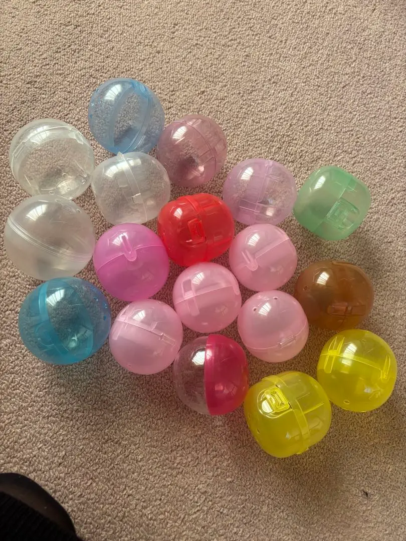 Thumbnail of 18 empty capsules