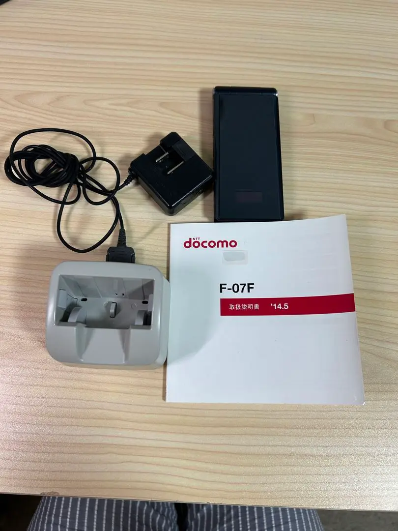 NTTdocomo - ドコモ　F-07F中古　充電ケーブル、スタンド付き NTTdocomo - ドコモ F-07F中古 充電ケーブル、スタンド付きの
