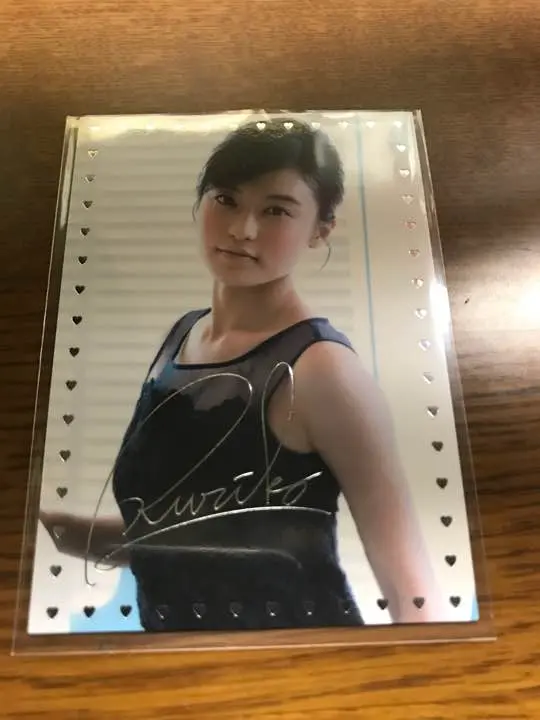 バラ売り可　小島瑠璃子サイン入りカード 2025年最新】小島瑠璃子 直筆サインの人気アイテム - メルカリ