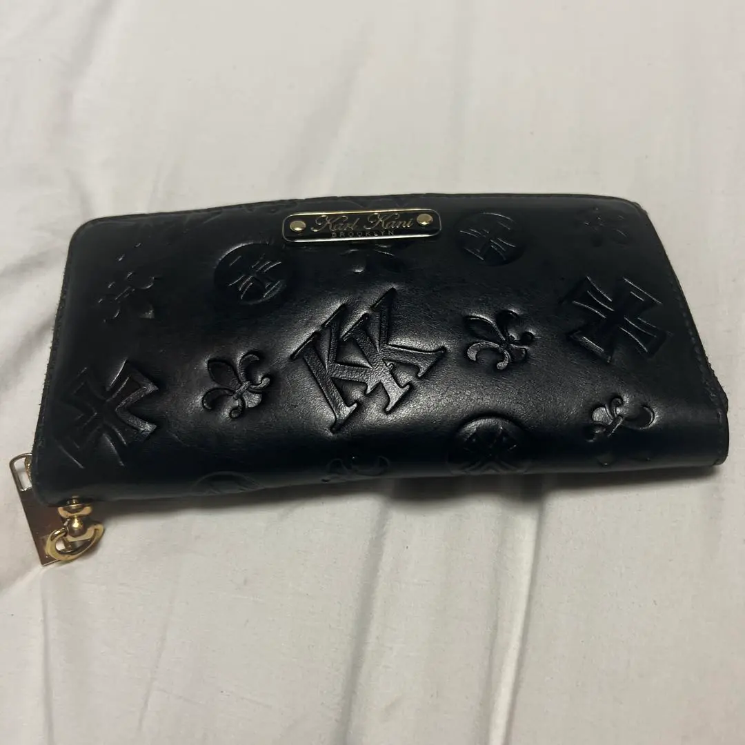 ウェーブ限定売り切れ品 Karl Kani エンボス加工 長財布 青金具付き ウェーブ限定売り切れ品 Karl Kani エンボス加工 長財布 青金具